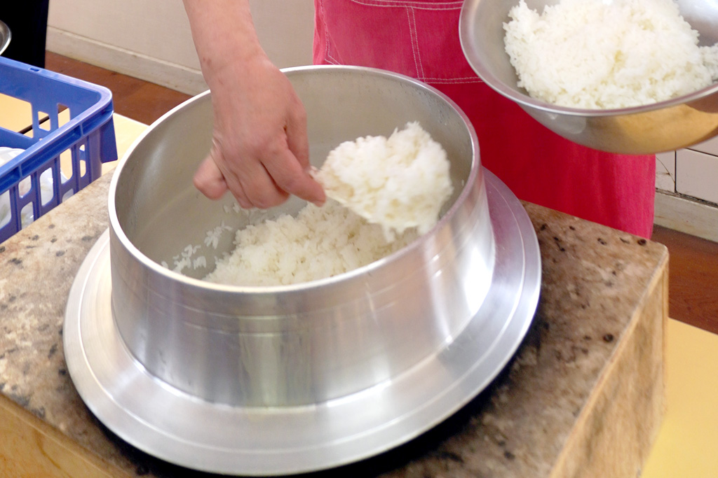 わかば森のこども園：羽釜で炊いた西岳米