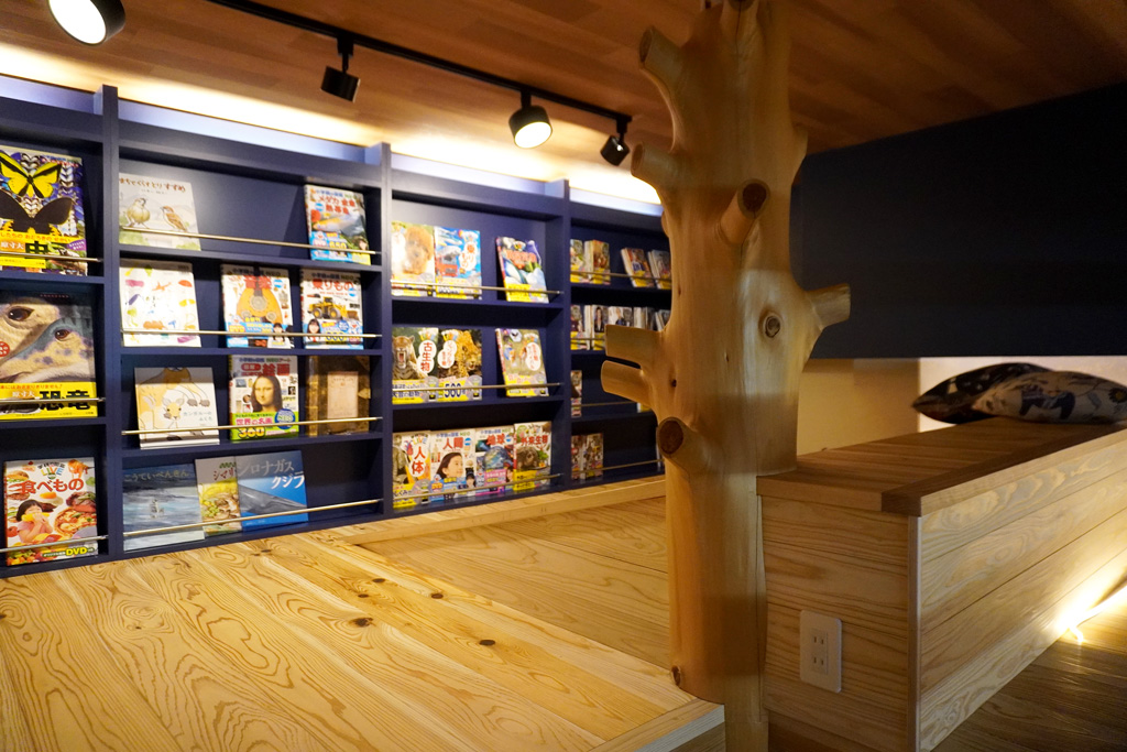 わかば森のこども園：図書コーナー