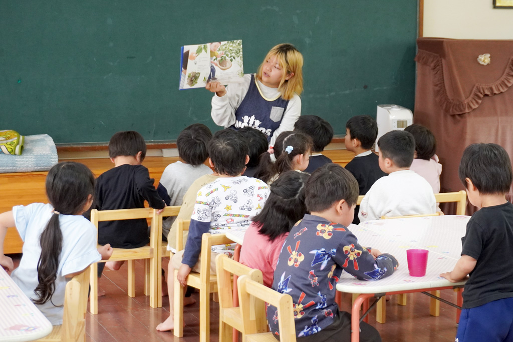 わかば森のこども園：梅の絵本で知識を深めます