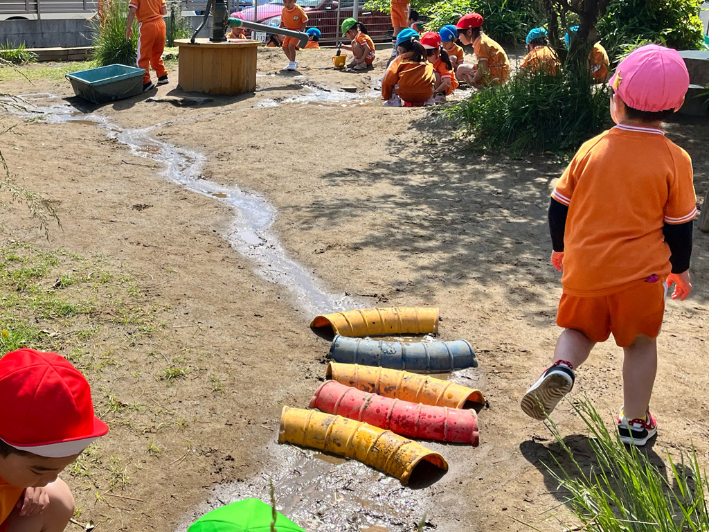 あだちみどり幼稚園:園庭で遊ぶ園児