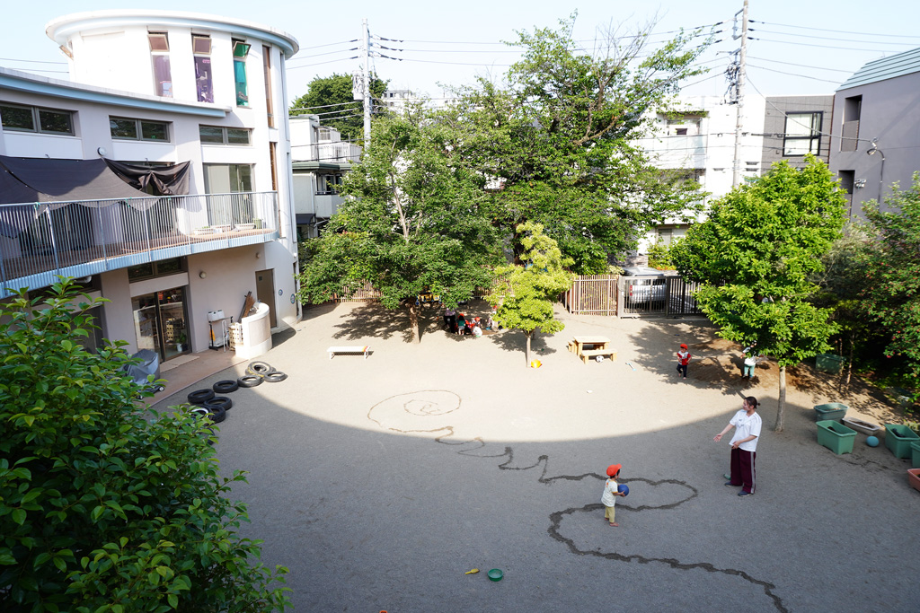 橋場そらとみどりの保育園大きなおうち:緑の多い園庭