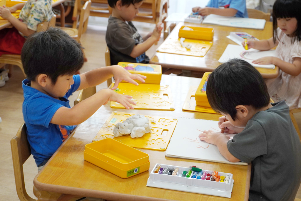 りとせ相模大野こども園:粘土あそび・おえかき