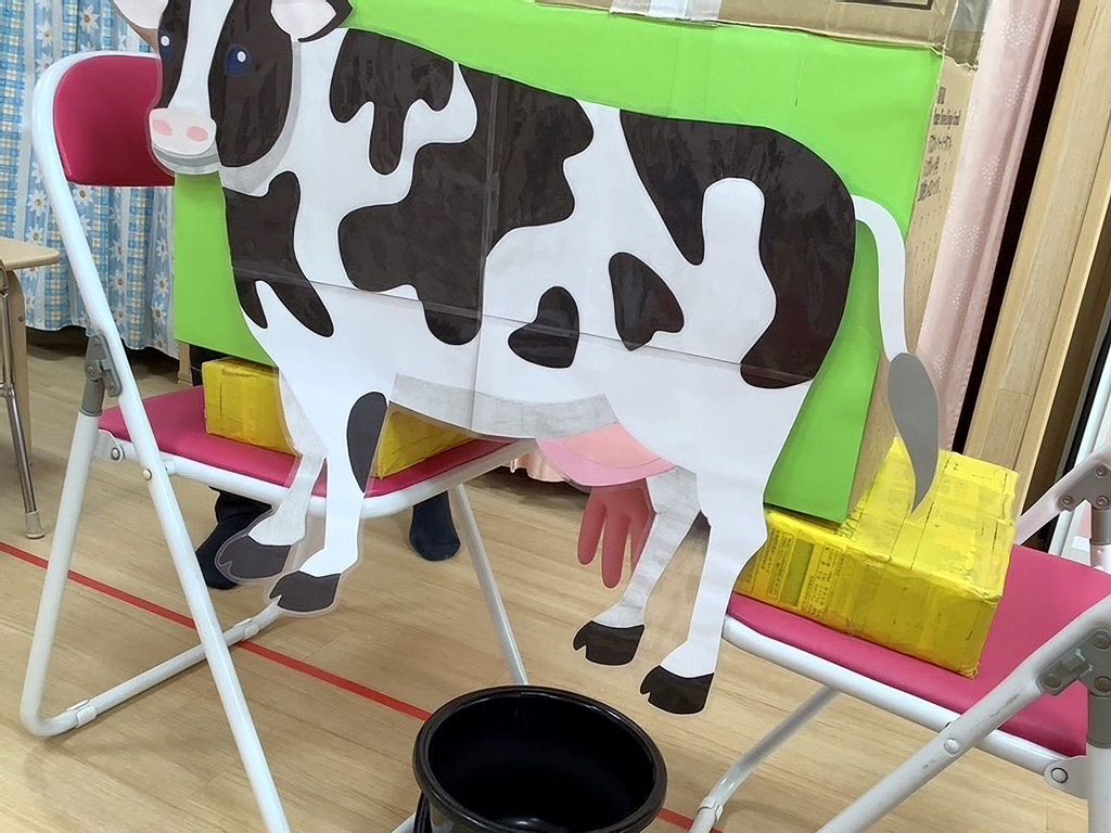 あいみー高津保育園:食育(乳しぼり)