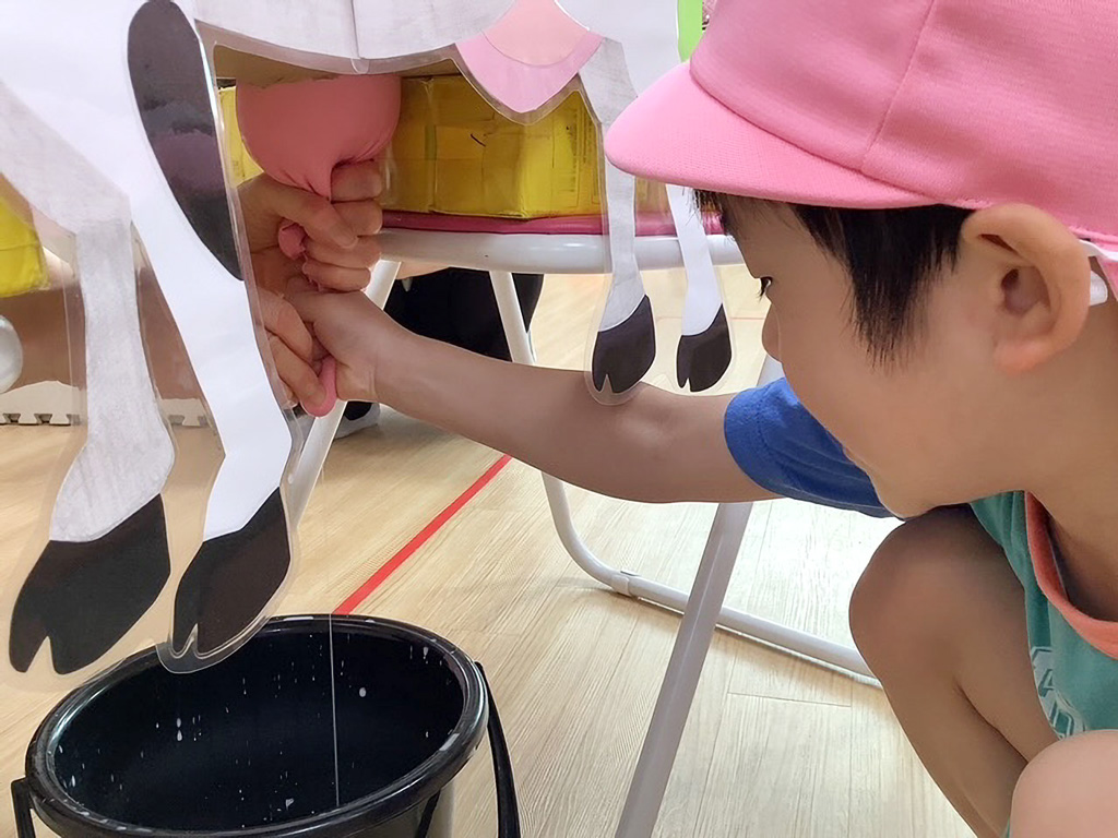 あいみー高津保育園:食育(乳しぼり)